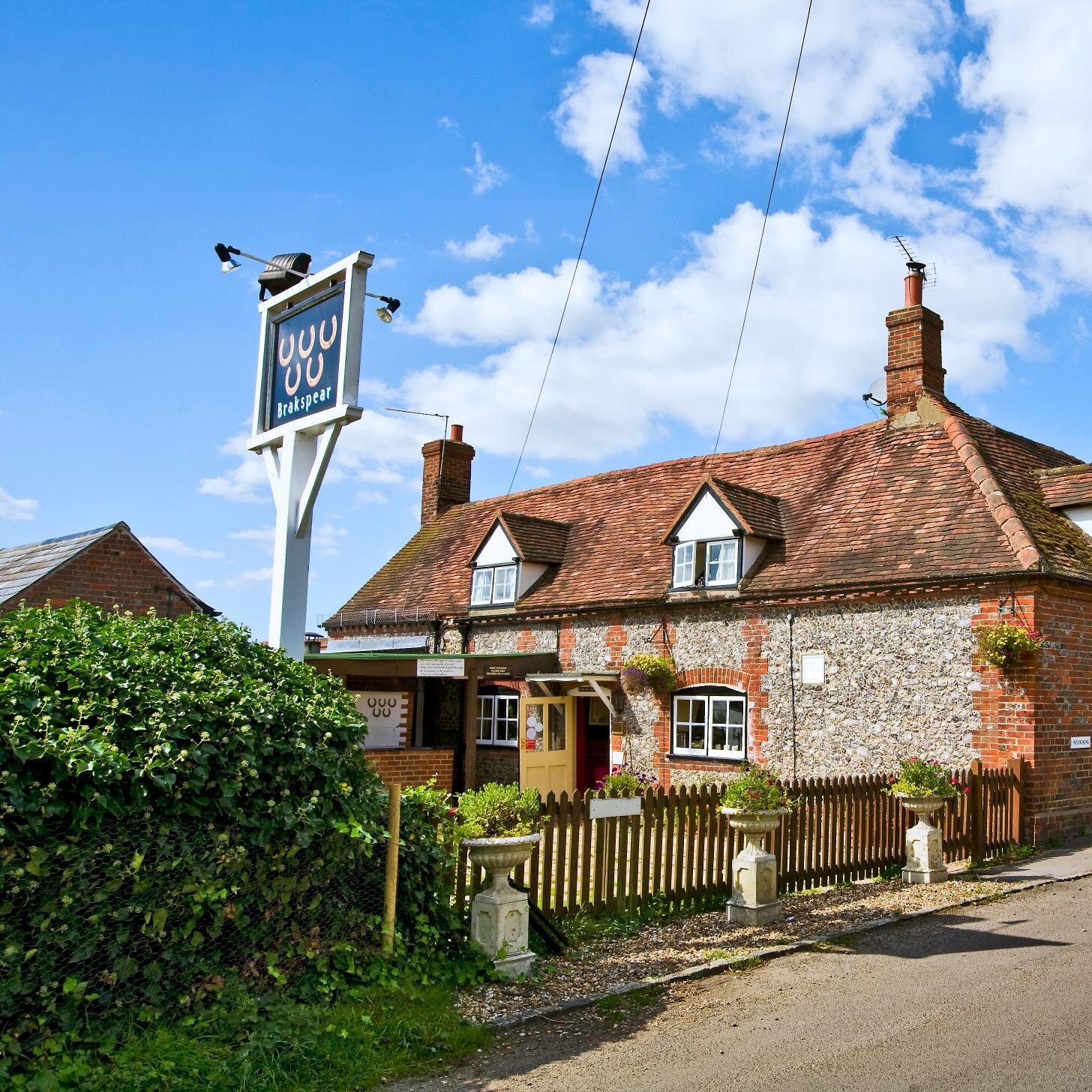 16th century old English country pub and restaurant, large conservatory with great views! Serves good food with relaxed and friendly service from Tracey & Dan.