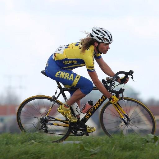 West-Fries, West-Frisiaan, Sporter, Wielrenner, hardloper, Trainer, Sportneuroot naar volgorde van keuze.
Motto: Ik koers, dus ik leef