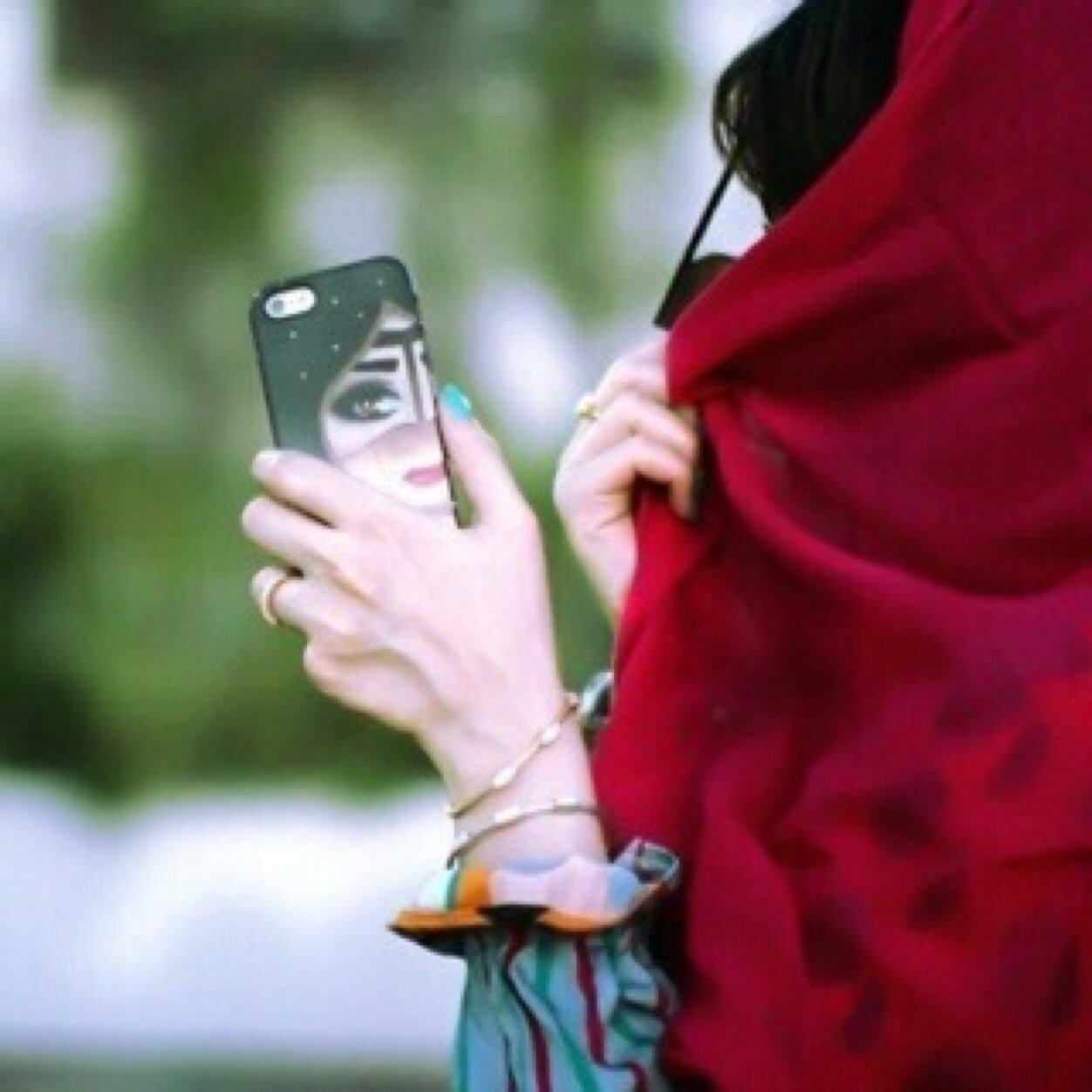 عنزيه لو تبتسم! غنـى لها الكفيف وش عآد في مبصر يدرگ جمال اوصافها insta:skral3eon