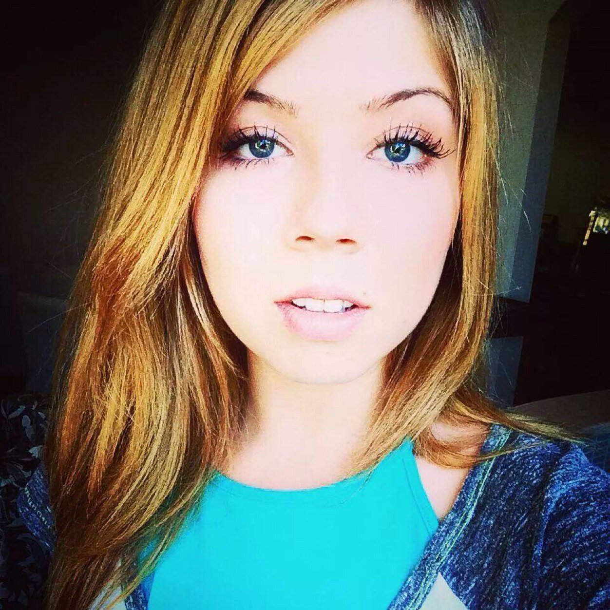 Jennette follow me on twitter 03/26/04