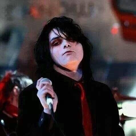 Упертый баран, идущий к своей цели.Долбанутый рокер, любящий My Chemical Romance, потому что это ЭТО ШЕДЕВР.