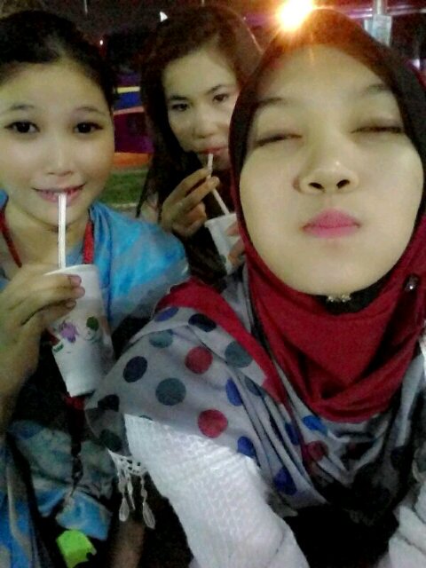 I'm lisa .. . Stay Kota Bharu .. 2o yearS old .. .