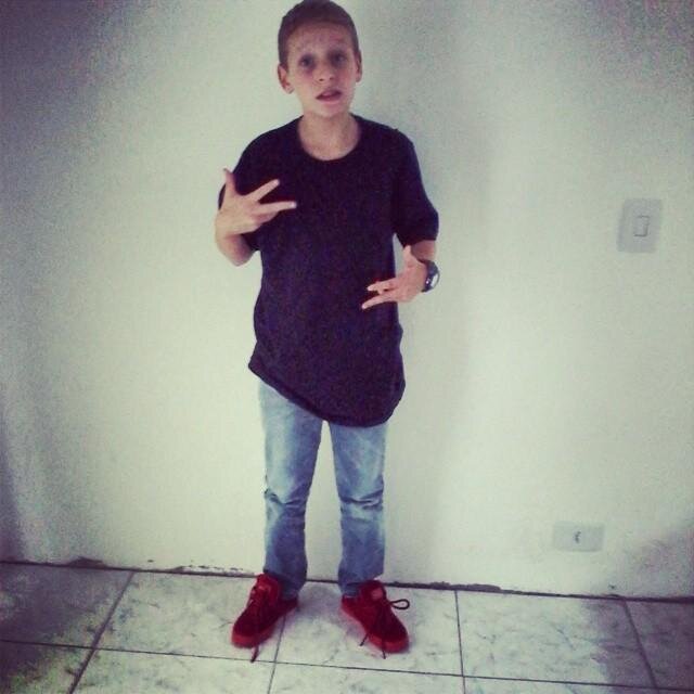 To numa fase da minha vida que não
to mais fazendo questão de nada. 
Se quiser ficar aqui, tudo bem. Se não,
amém. Vai tomar no cu também