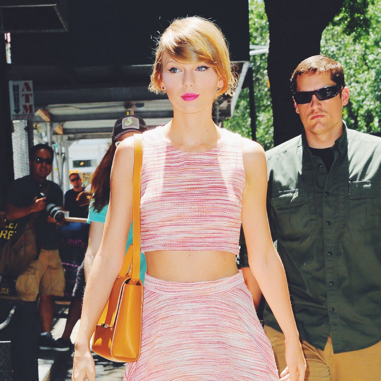 A god fairy of Meredith Grey and Olivia Benson. Giving the latest news about our Queén, Taylor Alison Swift.