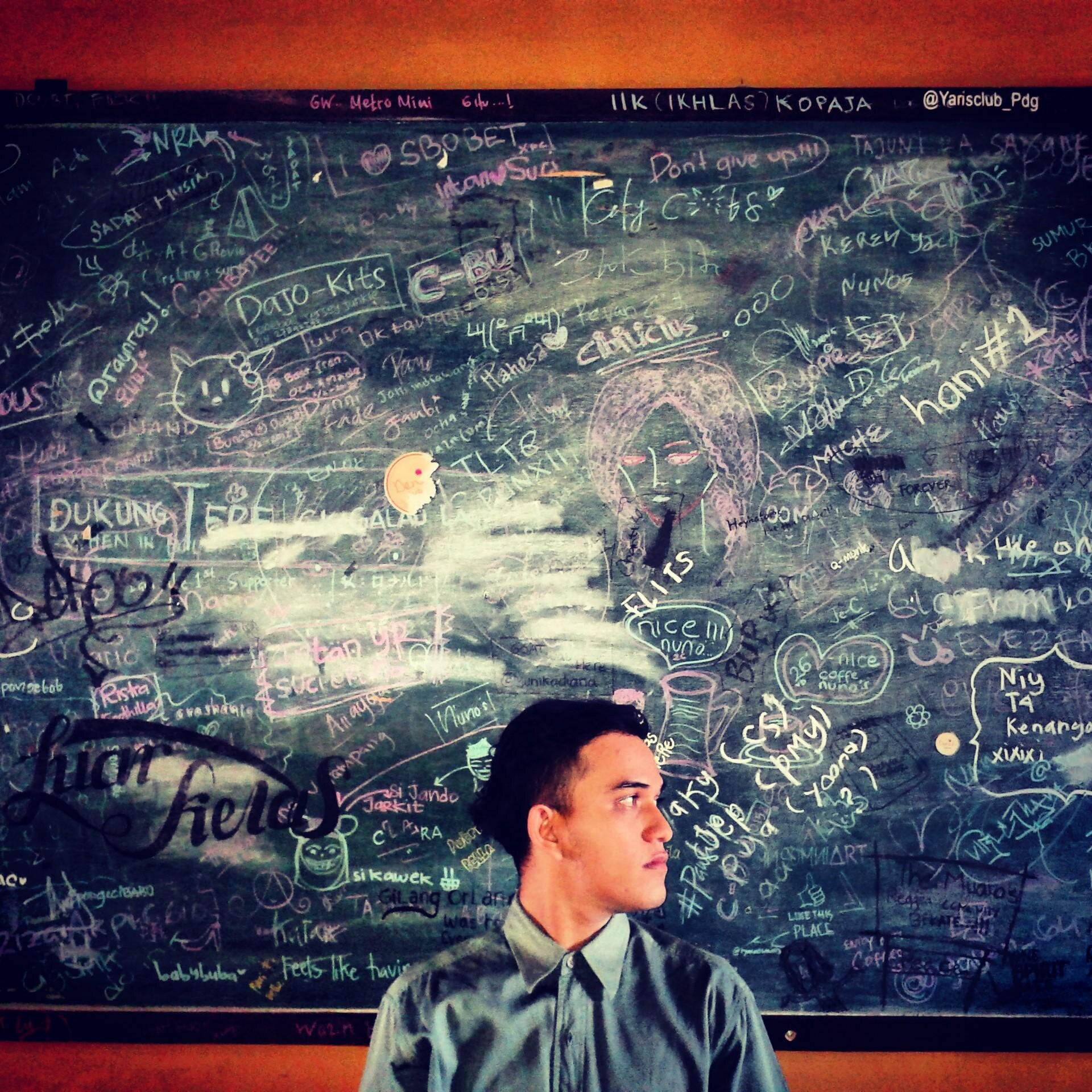 SCRIPTWRITER, TRAVELLER, DESIGN INTERRIOR and COMEDY FREAK +62877 92653766 / rendyabsolute90ers@gmail.com