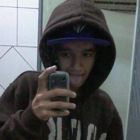 O quê que um homem procura, é uma mina segura A 180 (km h) na contra mão de fuga da viatura