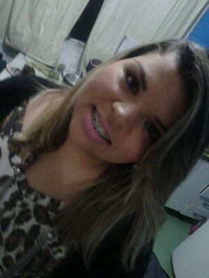 Tenho um sorriso confiante que as vezes não demonstra o tanto de insegurança por trás dele.
Sou inconstante e talvez imprevisível.
Não gosto de rotina.