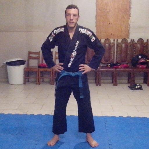 Meu nome é Josiel tenho 21 anos ,sou do interior de minas gerais , treino jiu jitsu e muay thai ( amo treinar)... to chegando agora no twitter , tamo junto ae!!