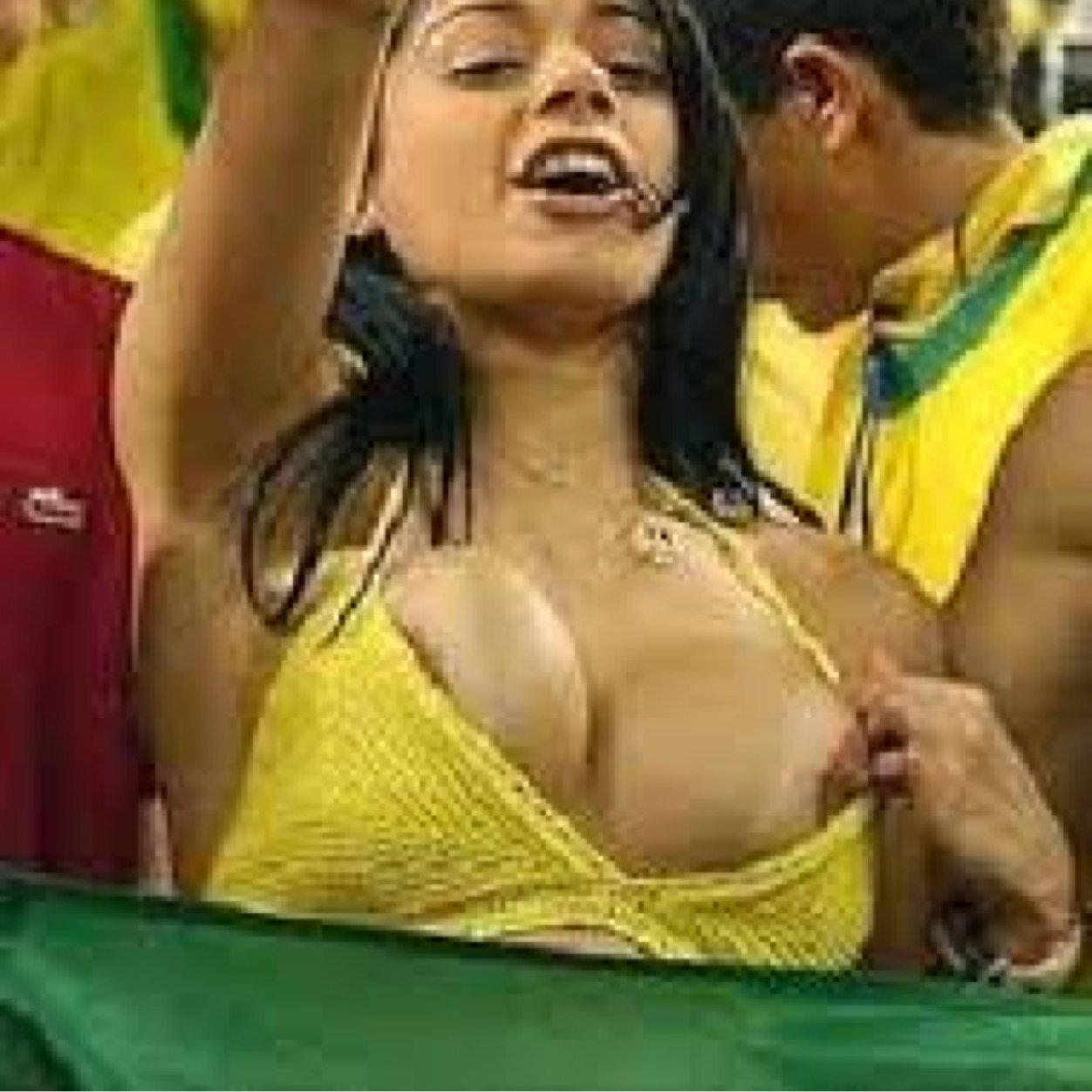 Which country has de hottest fan! Who are you supporting! Send your photos on dm girls!