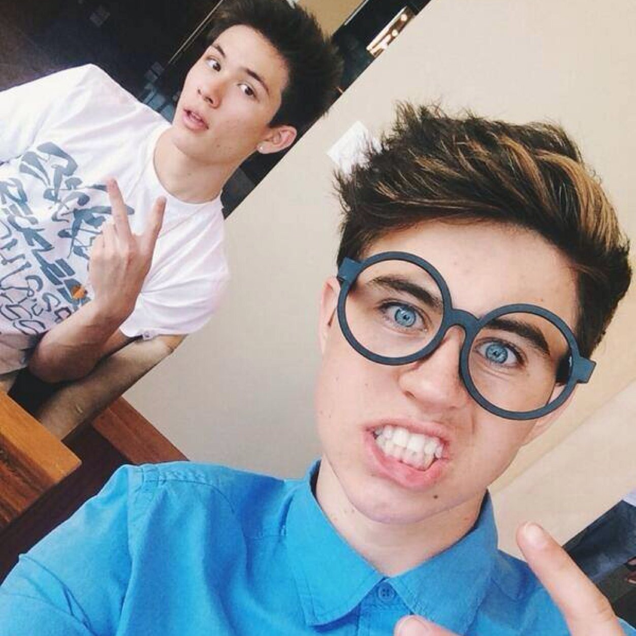 OMG please follow my main account @tonicostello_25 i follow back