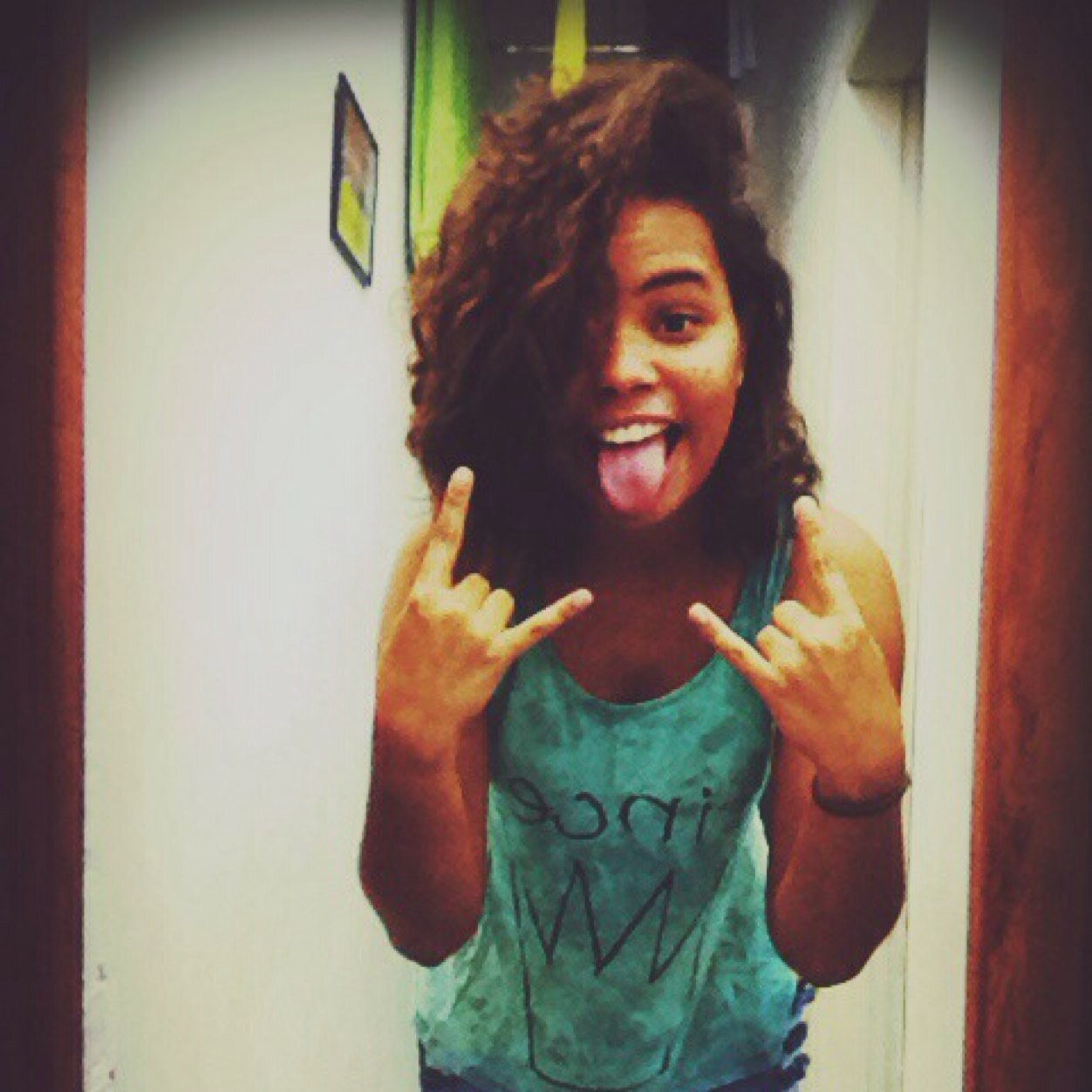 Eu sou surda! Eu tenha 17 anos :3 sauve..