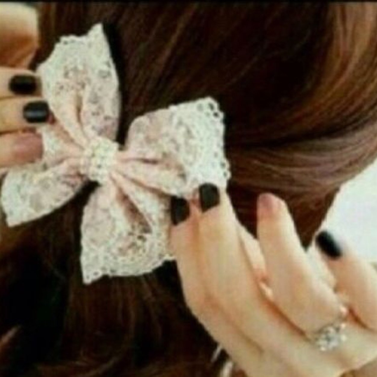 عبارة دافئہ جدًا ؛ لا تحزنوا .. فإن اللہ معنا اللهم لآ تجعلنا بحاجہ لِغيرك وانت اقربُ الينا منّ حبل الوريّد.