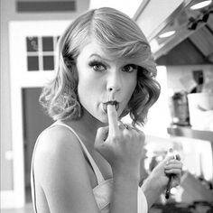 Swiftie for life. Fan of country music. Here to promote and spread the love of the things I love love love.