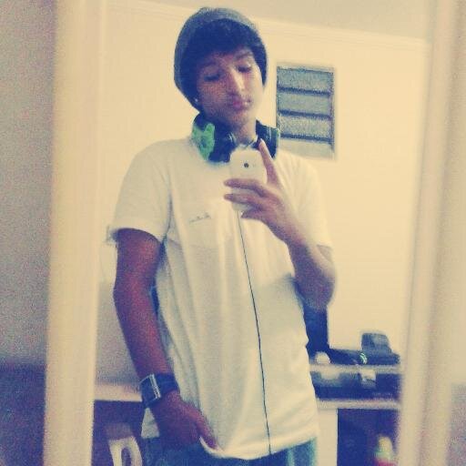 ninguém te batera,mais forte que a vida o que faço é revida,ou busca outra saida ♫ .amo futbool e musica;;