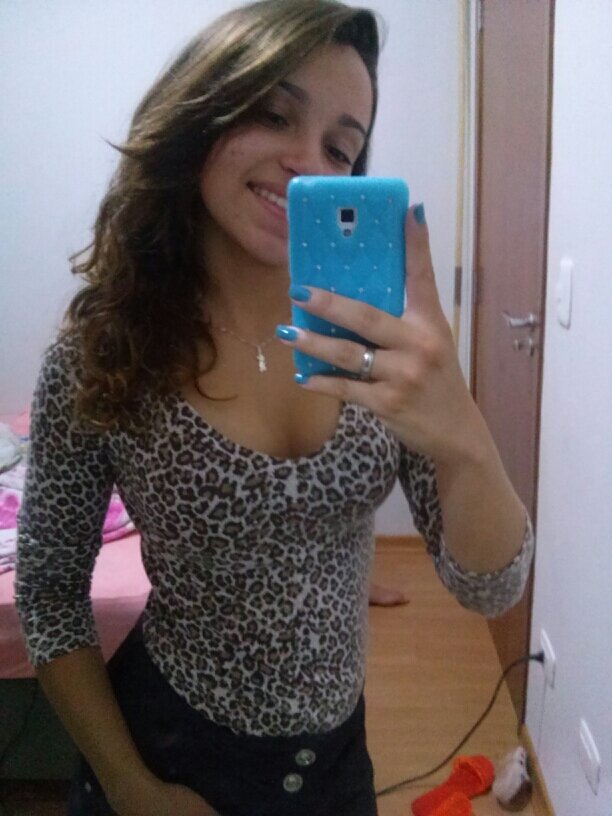 Eu que vivo com α cαbeçα nα luα, com músicα no ouvido e corαção nα bocα :) sou meninα e mulher,eu sei muito bem o que quero .Eu sou...Danielle .twittando 4ever