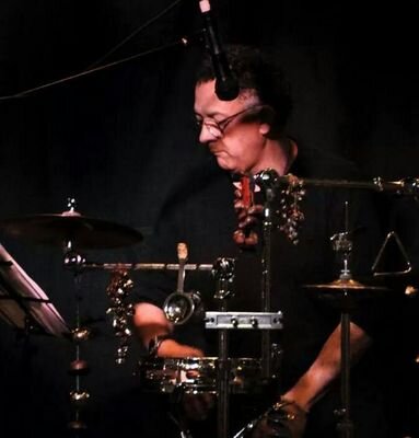 Músico percusionista, disfruto de la buena música, no tolero las injusticias y me dan pena los que se creen superiores!
