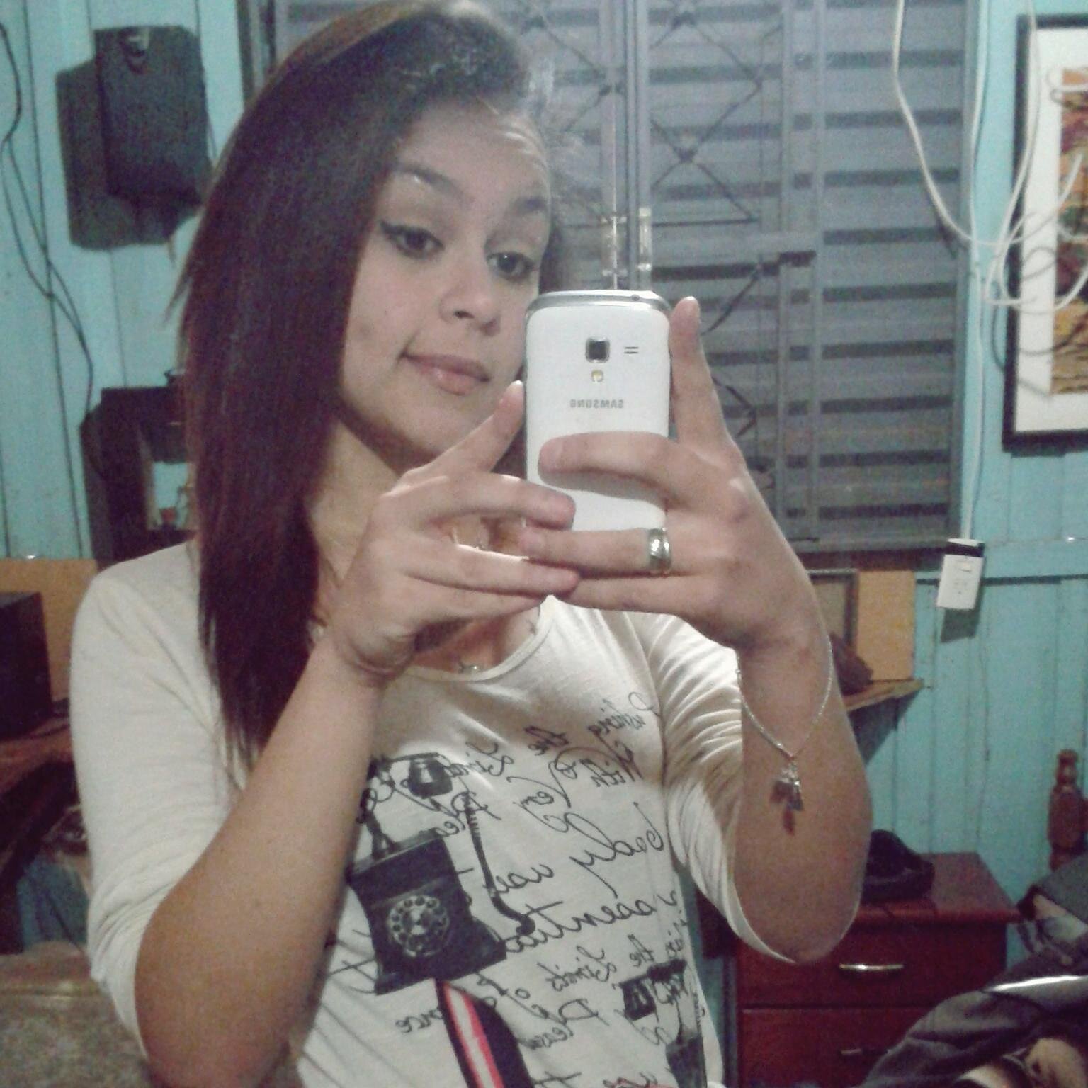 A mina é direita, só tá meio perdida. Culpa de uns otários que passaram na sua vida. ♪