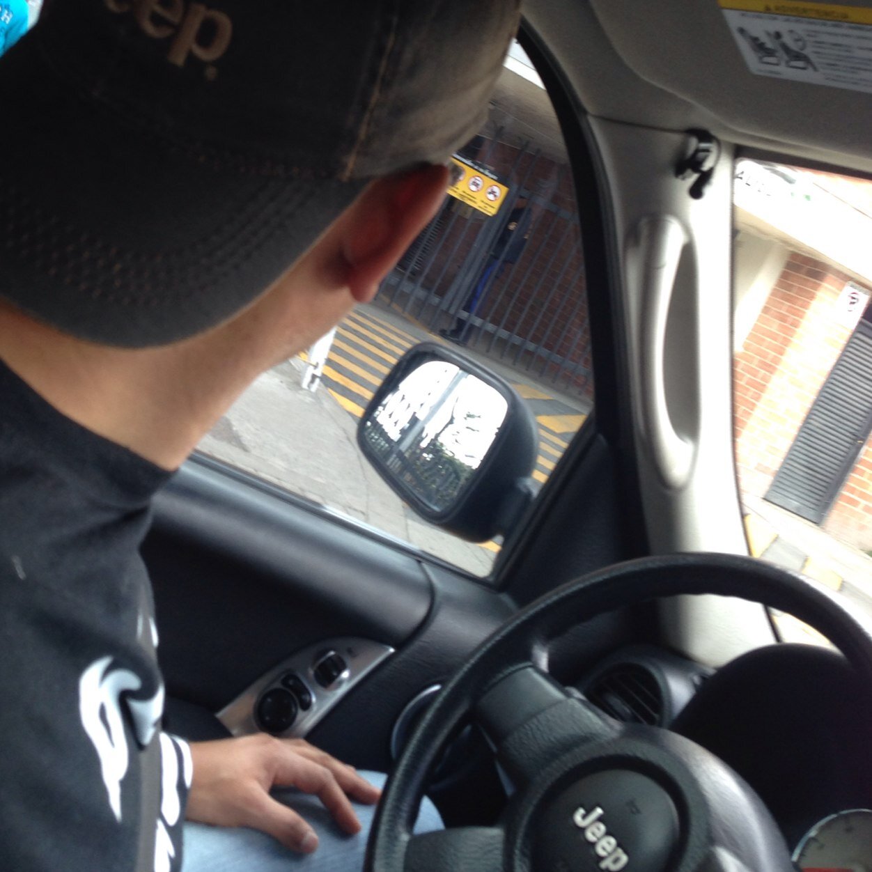 lucho77's profile picture. Guaireño criado en el Oriente ✒️Ingeniero de Los Andes❄️ Instagram:lucho77 Venezolano en