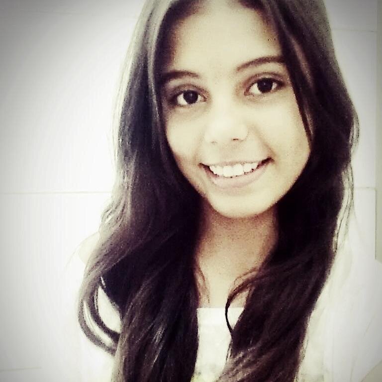 -
 ORGULHOSA, VINGATIVA, Dramática, irritante,possessiva, mandona, 
exagerada, chorona,irônica, desligada, chata,desastrada e muito 
CIUMENTA. Prazer, eu. ☊
