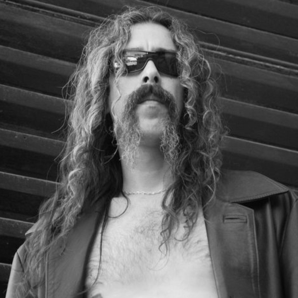 femurguitars's profile picture. Soy un loco soñador que renunció a todo para dedicarme a mi pasión, tocar la Guitarra.
Ahora recorro las calles del mundo entregando mi musica en las calles.