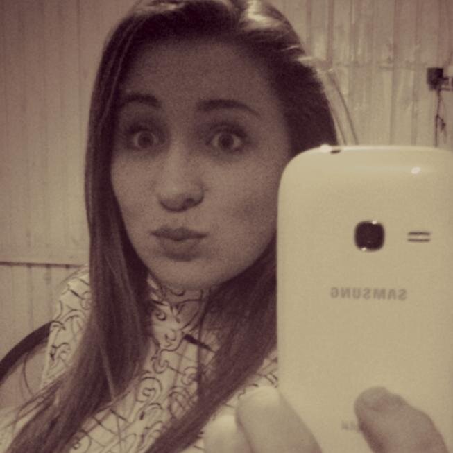 Amo futsal, pizza, sair com amigas, festas, dormir.... solteitaa :)