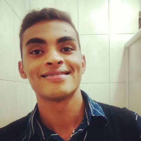 um rapaz feliz sempre....com  a vida cheia de rock..e  amigos.E lokooo por PROGRAMAÇAO....
