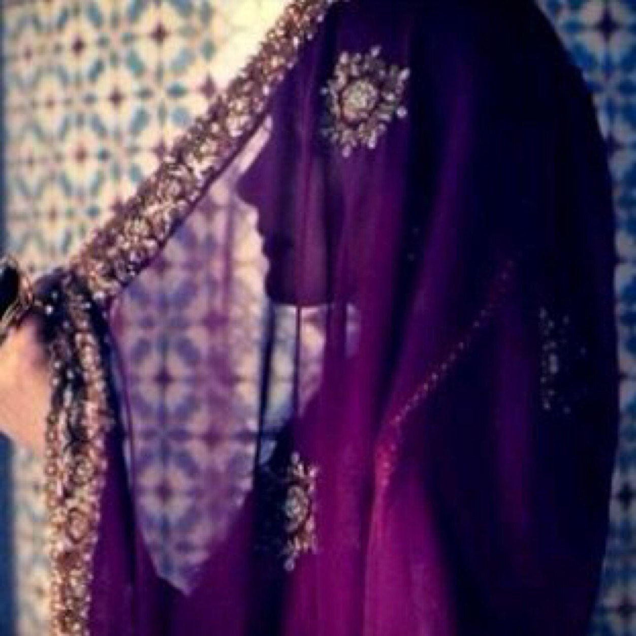 hind1577's profile picture. انت تغنيني عن بلد ❤️..