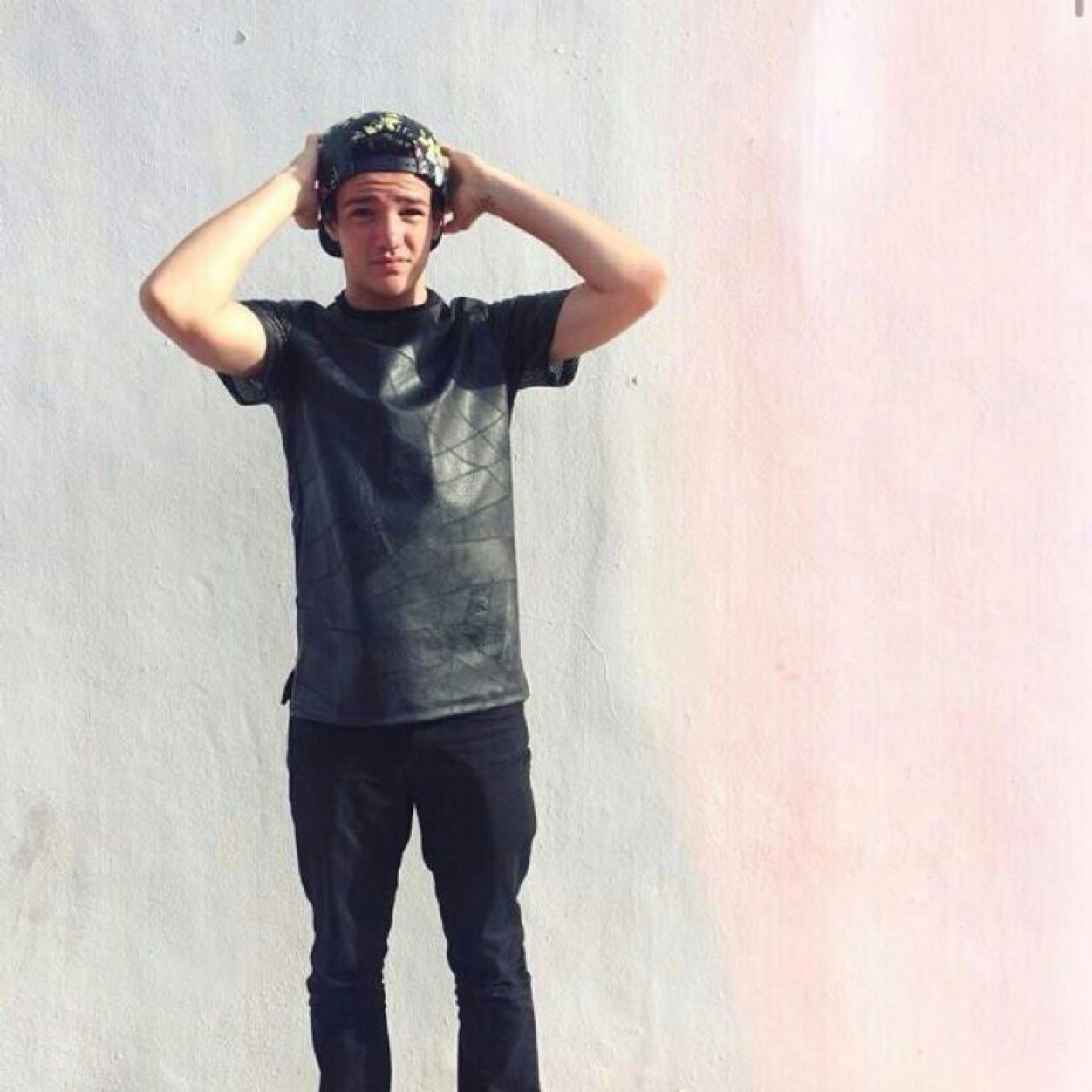 follow @mattsbuttishot bc she gave you this free follow