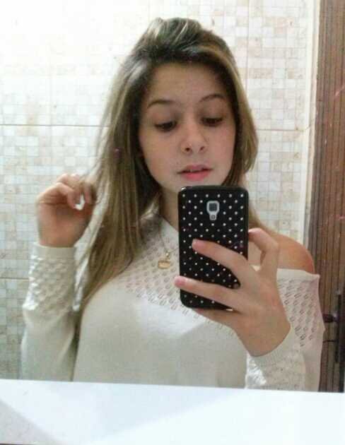 Por trás do meu sorriso, apenas uma menina que deseja o mundo. Amo o gatinho @JohnPire_