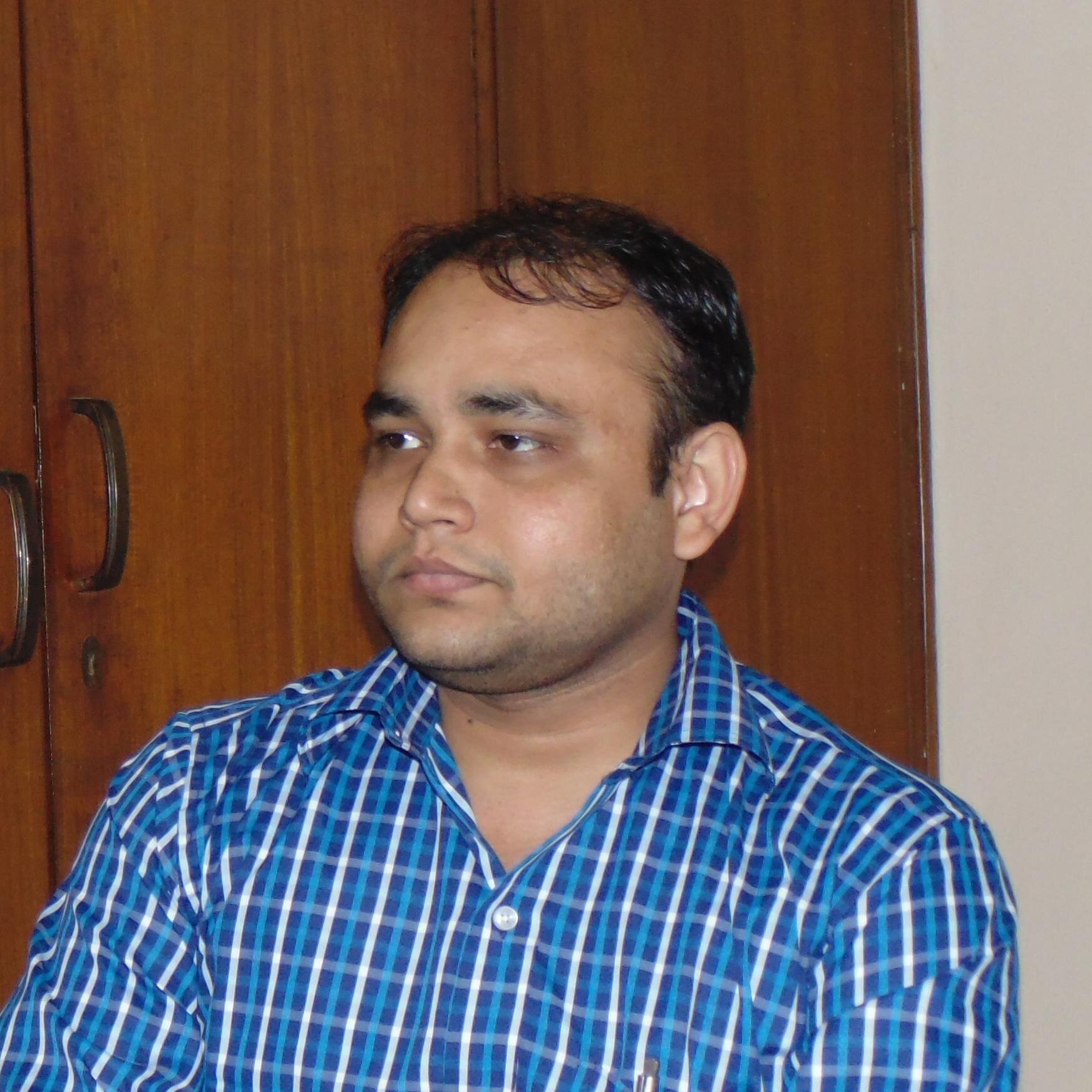 खुदा मेरे उम्र की सिलाई मशीन चलाता जाता है और उसकी रंग बिरंगी क़तरनें गिरती जाती हैं.