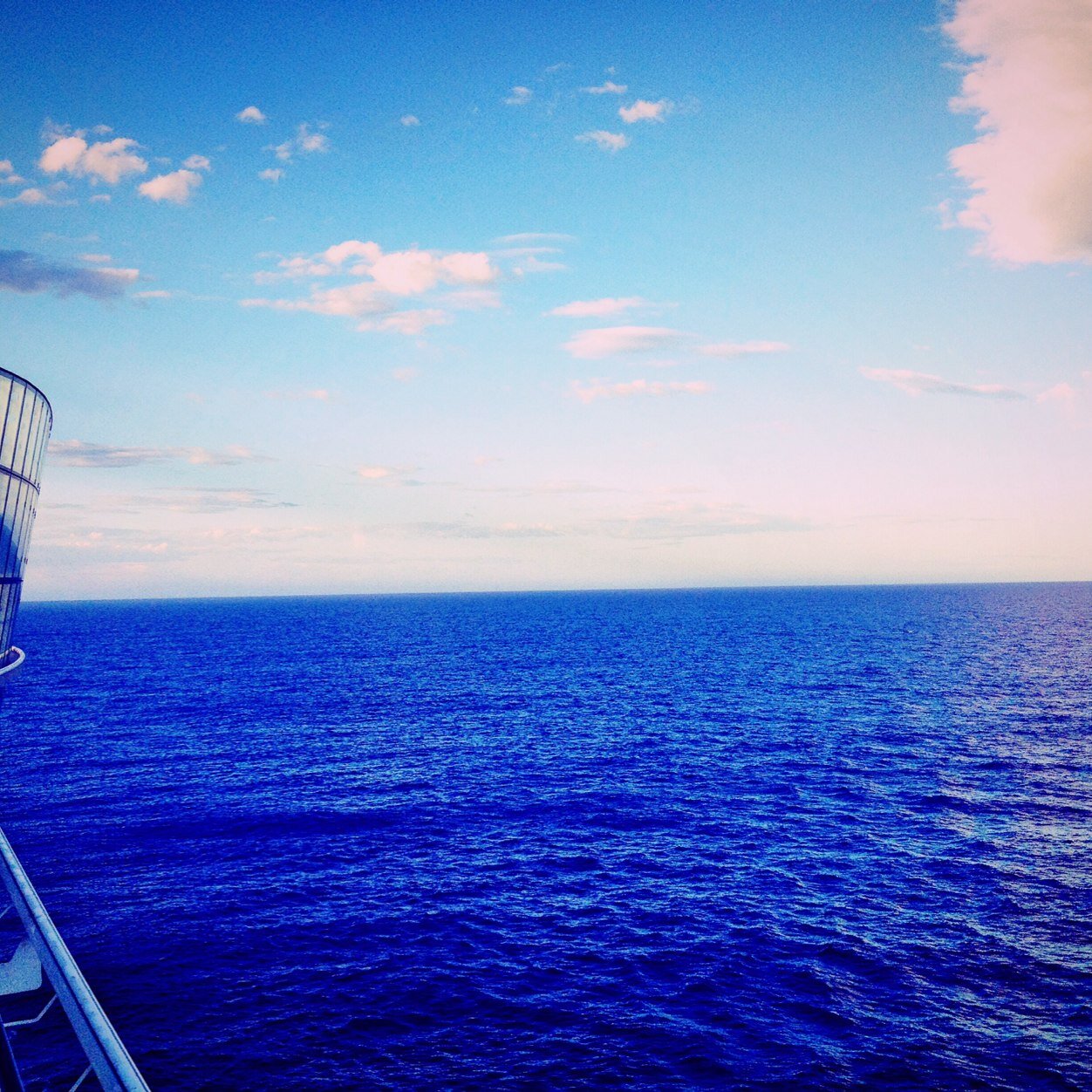 xxXIdontcareXxx's profile picture. The world is like a book and those who don't travel will only read one page.