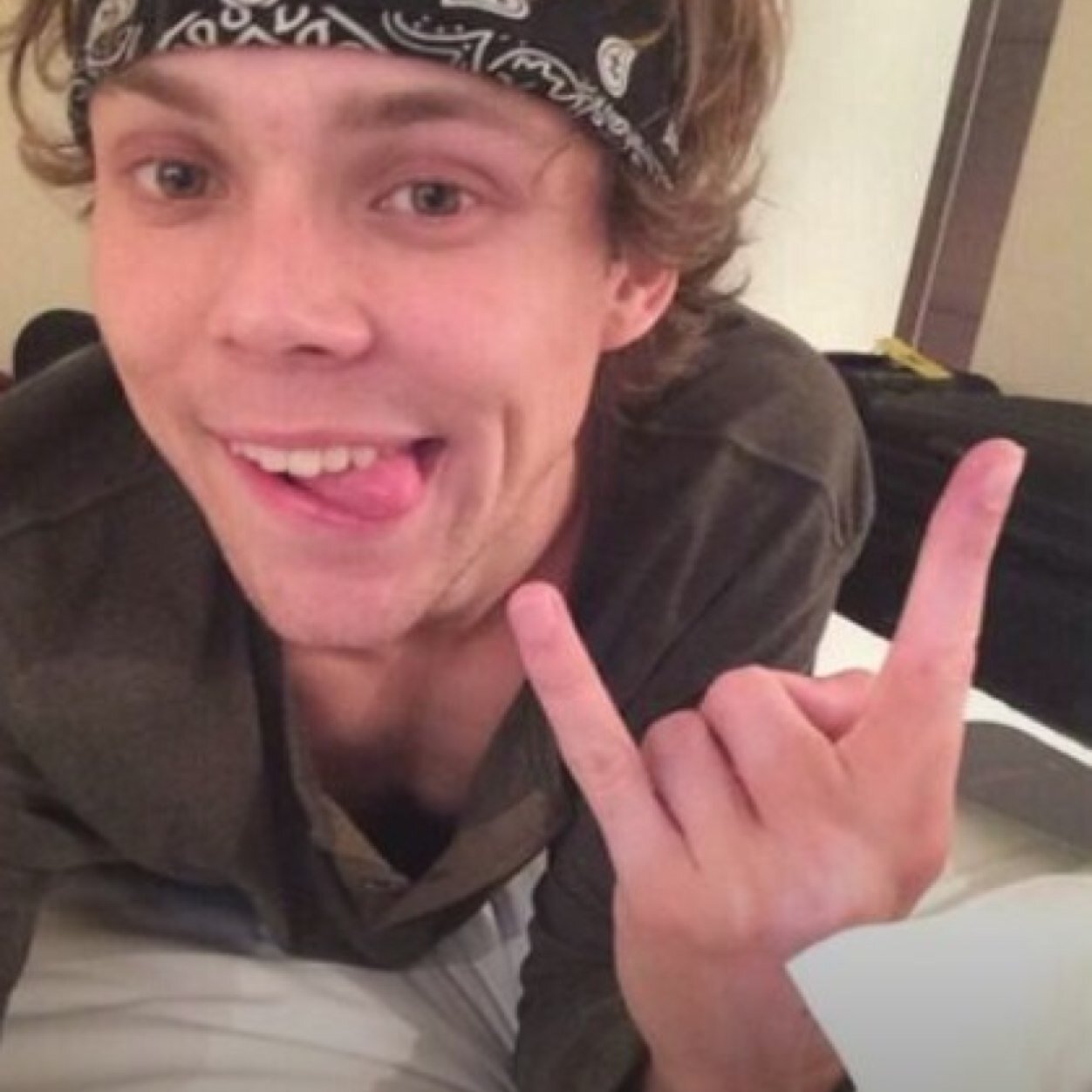 Follow @silkyashton for a dm to muke /band !