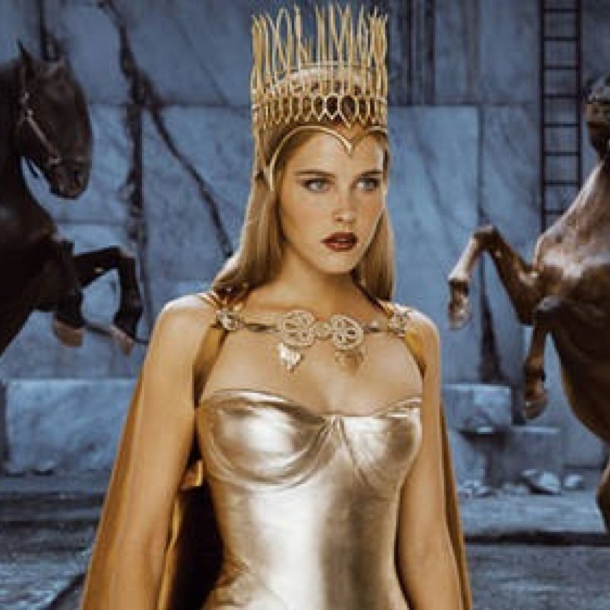 (+18) Hija del gran Zeus. Diosa de la sabiduría y la guerra. Imbatible, fría e inteligente. La verdad siempre se sabrá. ¿Quién osa perturbar mi descanso?