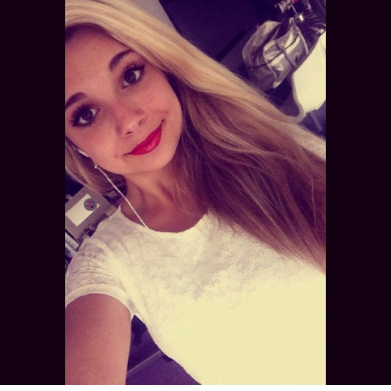 Naomii - 15 jaartjes - Single as fuck  - Omring Jezelf Niet Met Slangen Want Op Een Dag Word Je Gebeten .