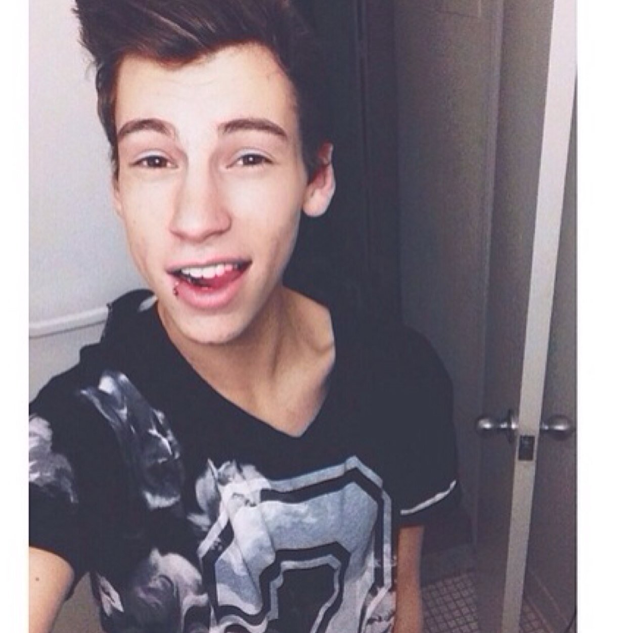 don't follow! follow @MAGC0ND0MS - she follows back!