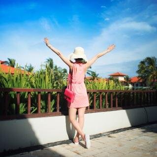 Infuriatingly humble coffee trailblazer. Fashion freak TV junkie. Photographer. #ForeverHappy