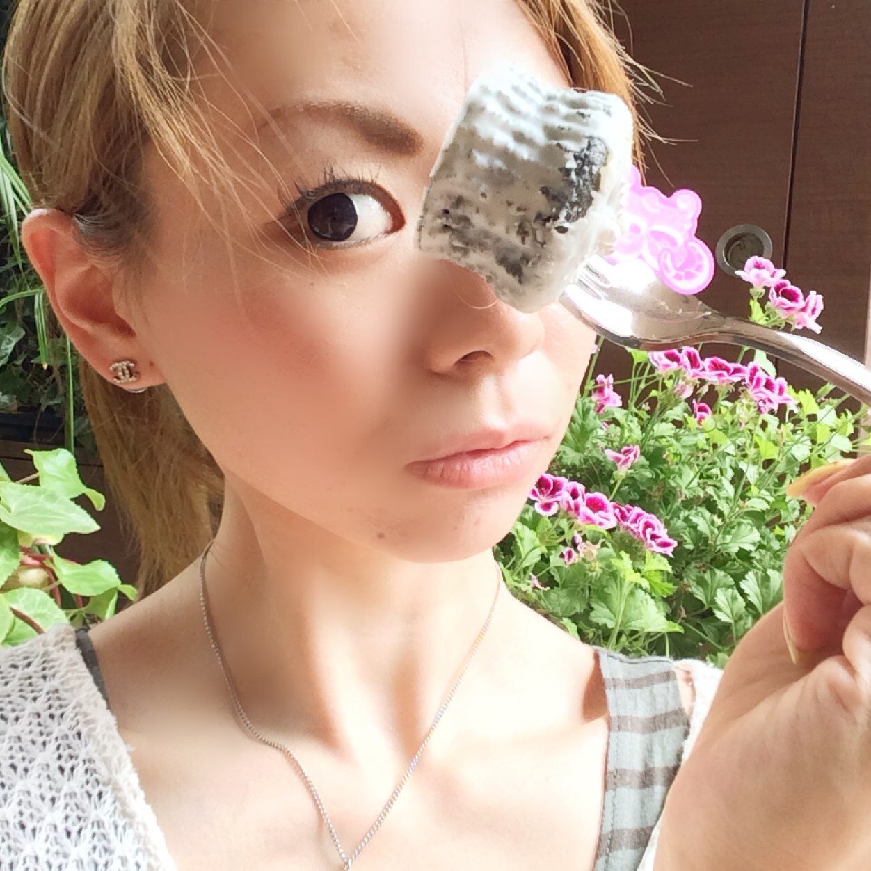 愛知県・蒲郡出身。日本スイーツ協会認定資格【スイーツコンシェルジュ】 アドバンス認定の佐藤 ひと美です。 特にショコラをこよなく愛し、毎日5種以上はチョコを食べつつ、スイーツ、ときたまデセールが生活の一部。新情報の入手などに力を入れながら、スイーツライター&グルメブロガーとして多方面で活動中。