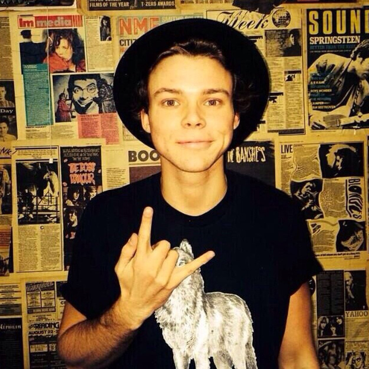I followed you to help with goal, but if you could follow @screwlarryx thatd be amazing