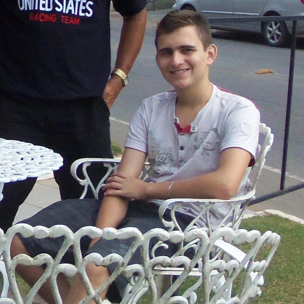 19 Anos.