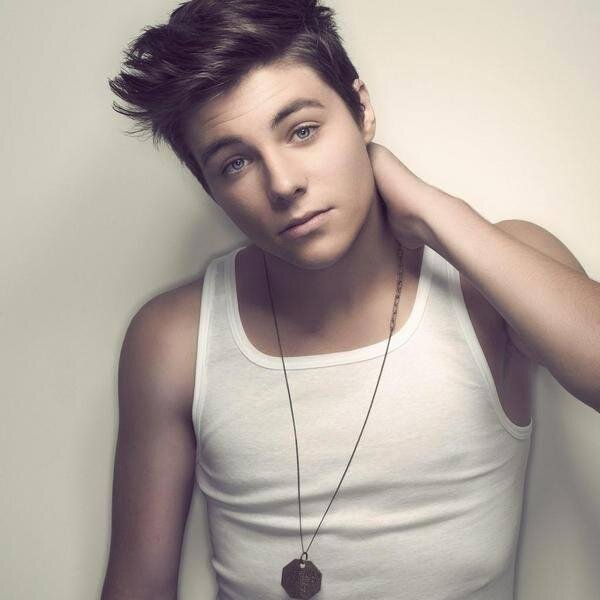 Oi Meu nome é Vivian e eu Adoro os meus fandons Como Directioner , Mahomie ,Vampette ,Lovact , Flyer ,Mixer e Gilian e Magcult S2