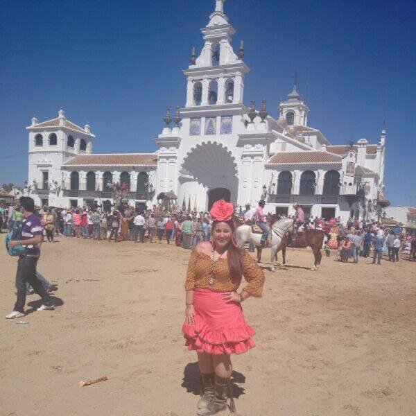 Que yo vivo en un mundo en el que solo se bailan bulerias por los rincones y esta lleno de lunares de mil colores..!