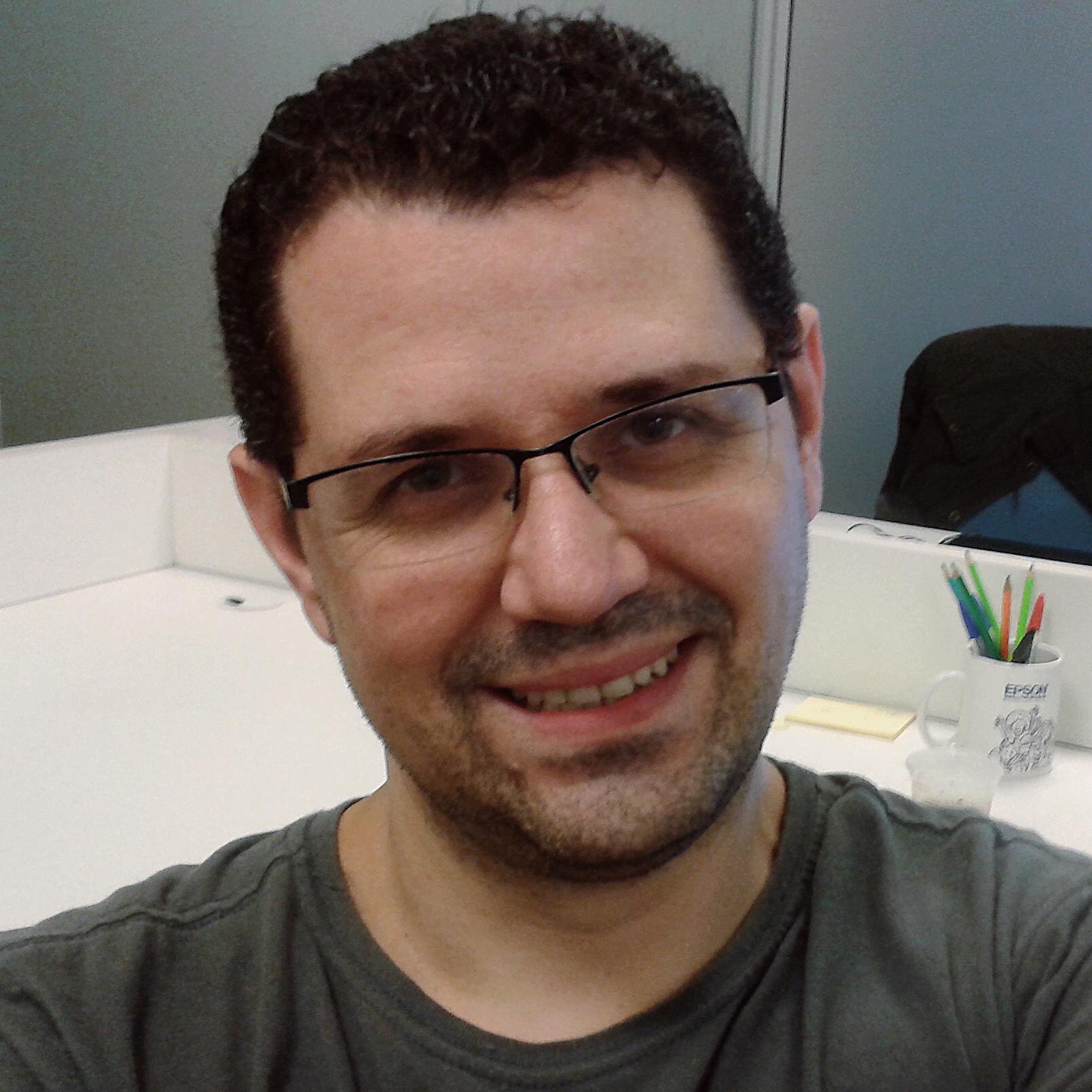 Apenas mais um programador, dividido entre a incerteza da escolha de exatas ou humanas, mas que se dedica intensamente à criação de algo que seja inovador.