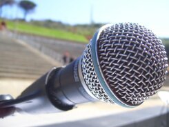Hier kan jy sien; wie sing waar ! Ons help afrikaanse musiek sterre en opkomende sterre met bloodstelling...