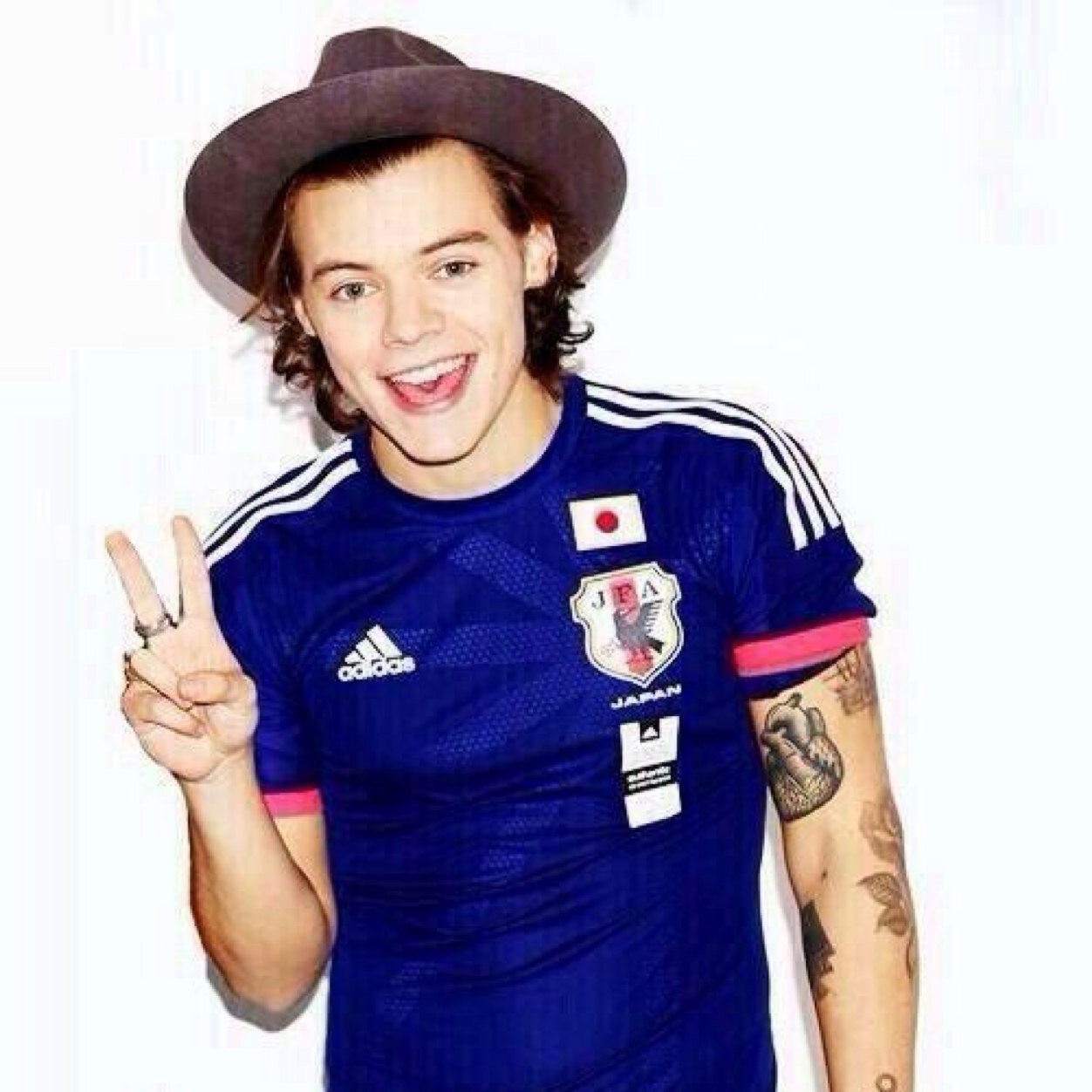 Follow @Stxrryhxrry ! Shes nice and funny and say hi to her :) thanks!