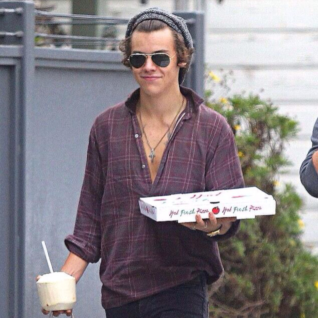 Follow @Stxrryhxrry shes funny and really nice i promise and gave you this free follow :)