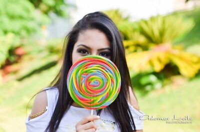 Larissa, 15 anos, Atriz, filha de Dionísio, louca, estranha, tosca...
