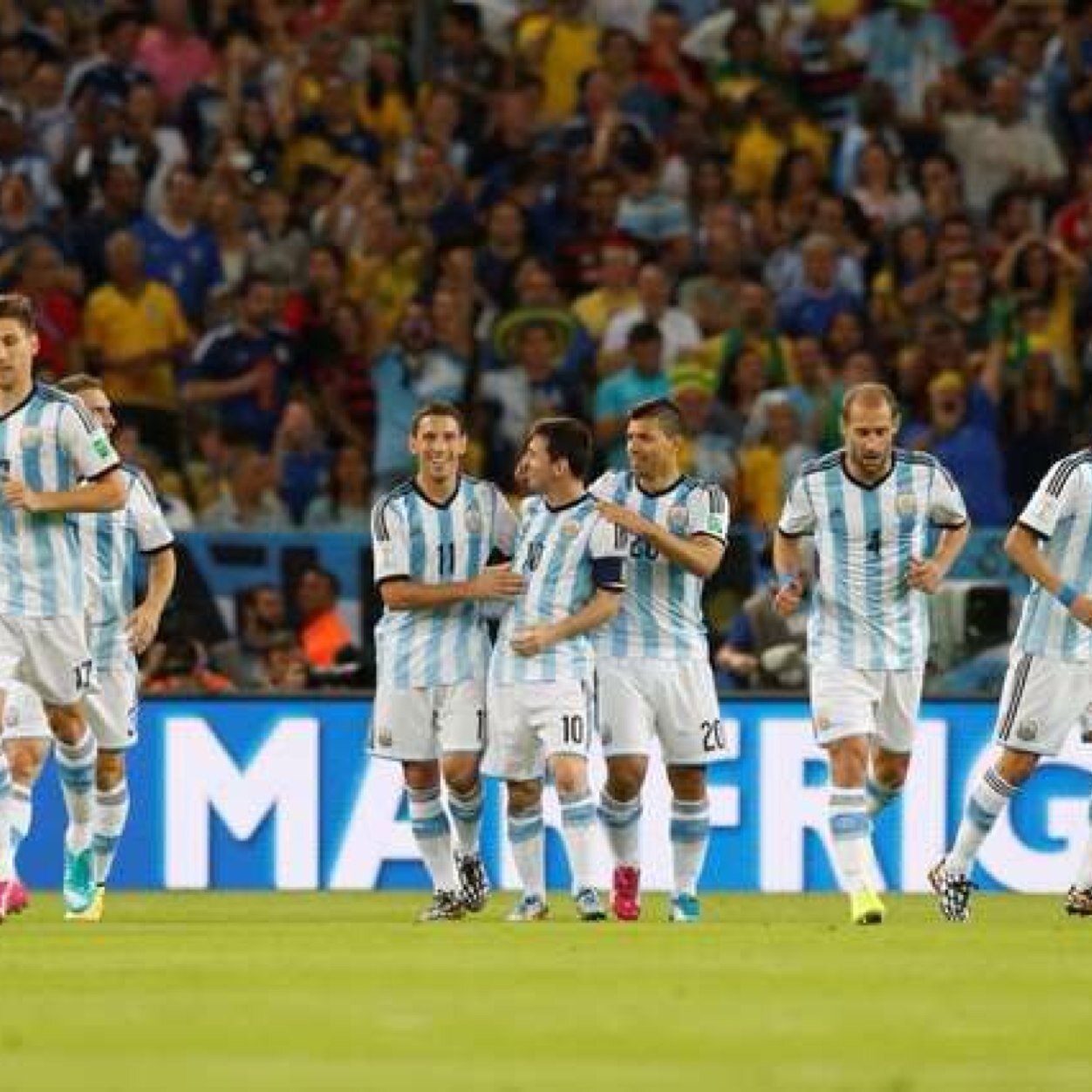 برشلونه نصف قلبي والنصف الاخر ارجنتينوس
 i hasta la victoria simpre