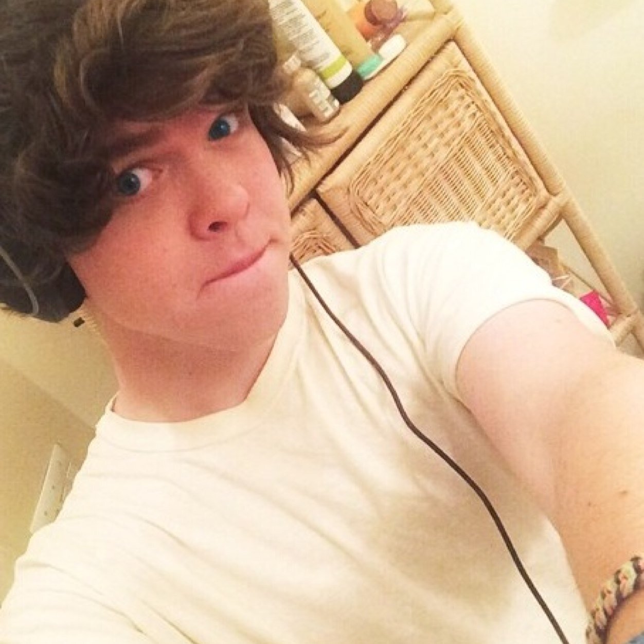 just gave you a free follow :) go follow @gonahead bc shes funny and likes mangos and loves you. Follow or i unfollow
