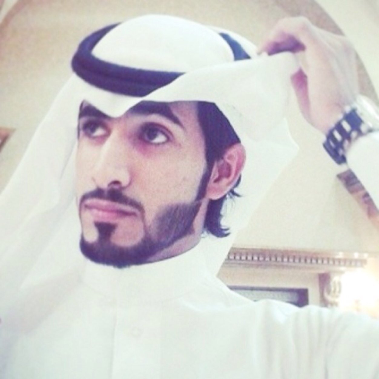 ‏اجل دخلت تشوف وش عندي هاه ☺̷شوف تحت على اليمين مكتوب Follow اضغط عليه بـ اصبعك خله يصير ازرق يقولون بيجيب لك السسعاده وسعة الصدر ☺️ تغريداتي متنوعه :)