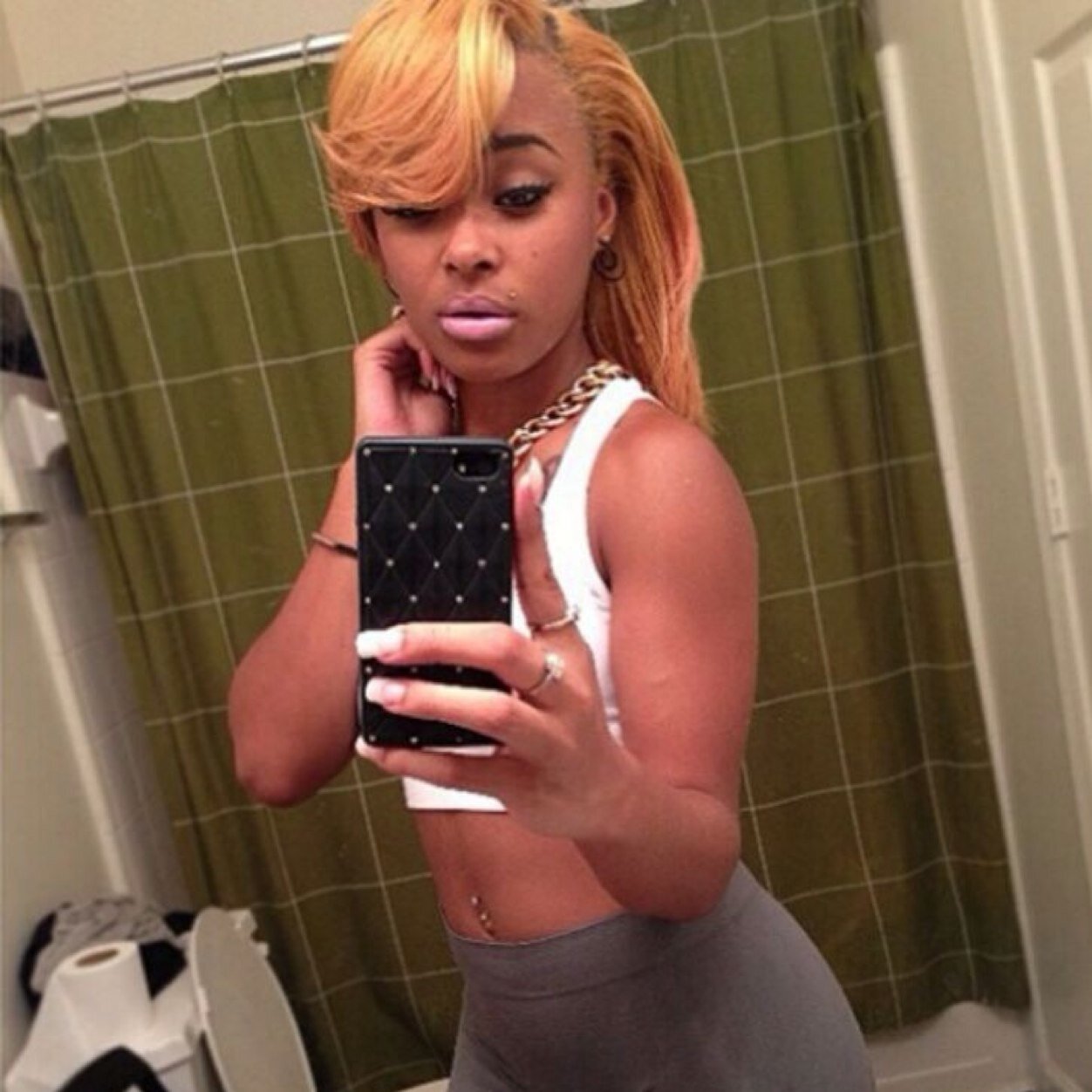 Im 19 | cheerleader | bisexual | love shopping | im pretty as fuck | kik: photogenic_beautyy | IG: ashsosexy | wifey @_Kissinggirlsss ❤️